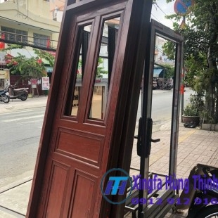 CỬA NHÔM XINGFA GẮN KÍNH HỘP 19 LY CÓ NAN TRANG TRÍ