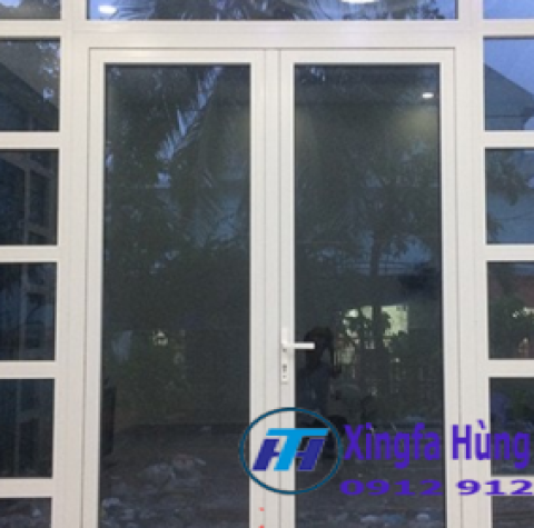 CỬA NHÔM XINGFA VÀ CỬA GỖ TRUYỀN THỐNG ?